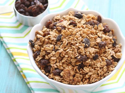 Why This Cinnamon Raisin Granola Recipe Works